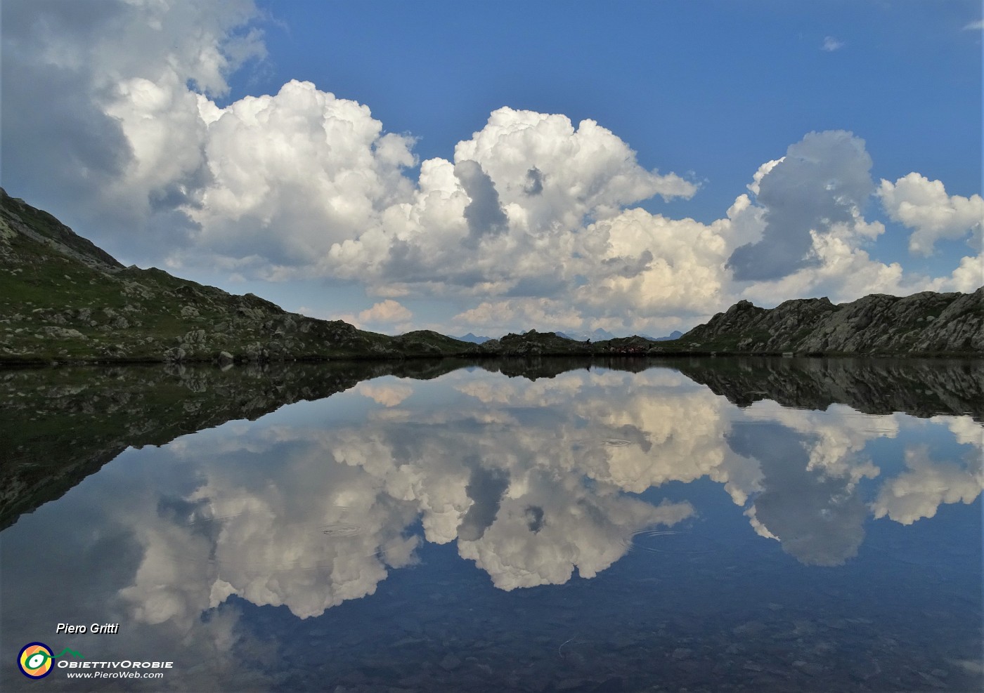 88 Nuvole bianche si specchiano nel lago !.JPG